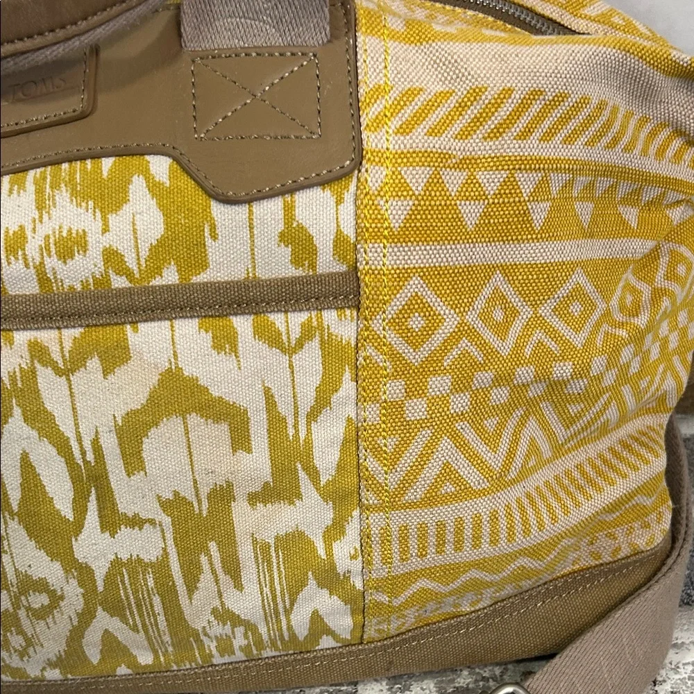 TOMS Weekender Medium Duffel Bag Gold Green Stripes Ikat Pattern Shoulder Strap - Picture 6 of 15
